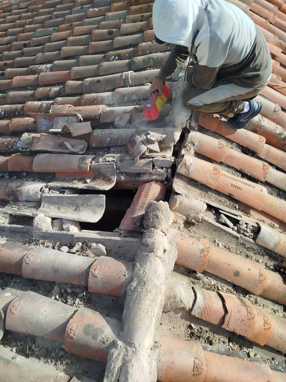 md-renovation13-renovation-salon-provence-reparation-tuiles-fuite md-renovation13-renovation-salon-provence-reparation-tuiles-fuite